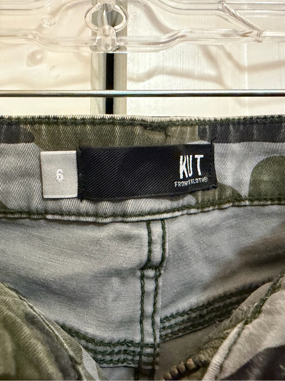 Kut from the Kloth Camo Cargo Shorts in Olive and Grey - size 6 - Picture 3 of 3